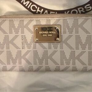 Michael Kors Jet Set Beige Wallet ( Matches Purse )